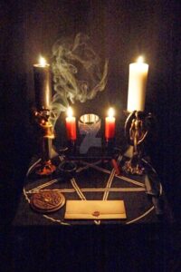 Altar para hacer un hechizo y alejar una tercera persona